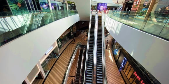 Colliers REview Singapore blog - Singapore retail malls maintain investor attraction - Empty scene in Jewel Changi Airport