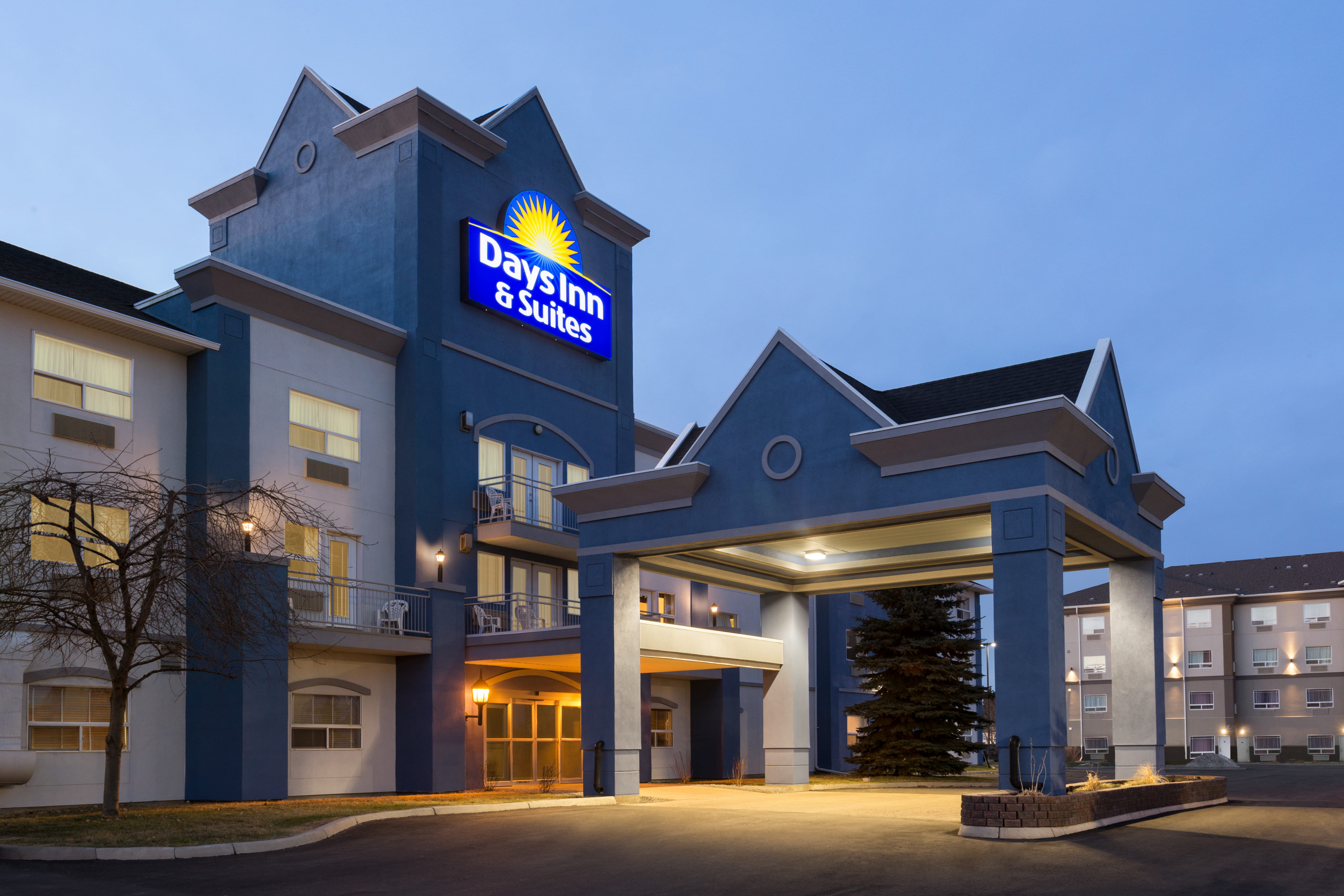 Days Inn  Suites  Brooks  Exterior  1246988