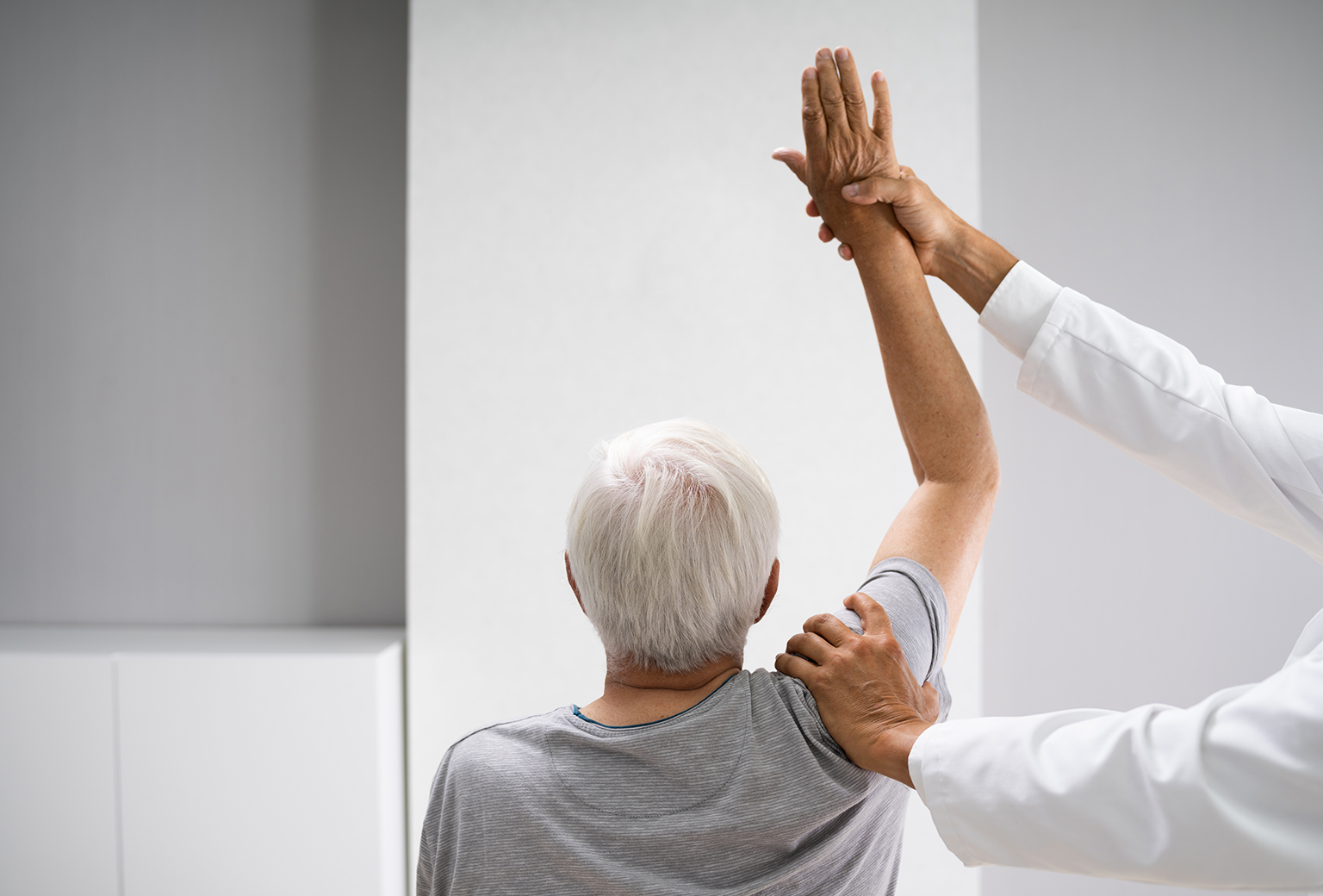 oudere vrouw krijgt fysiotherapie