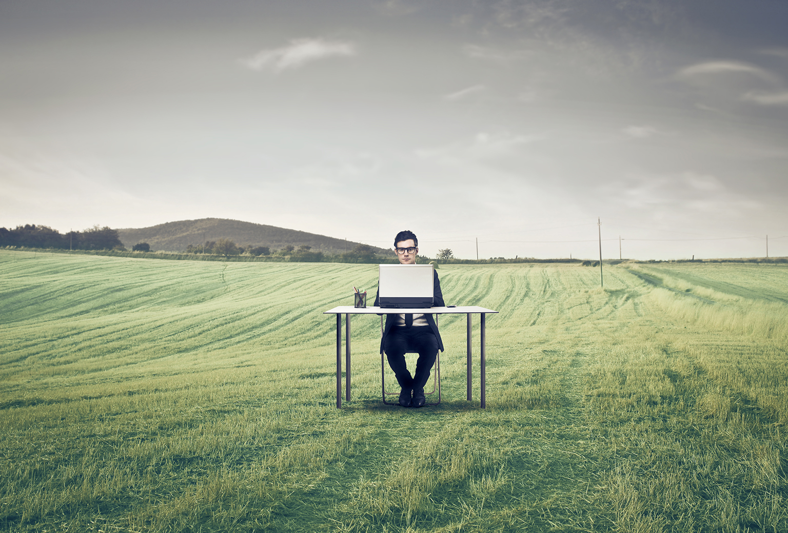 man werkt aan bureau in de natuur