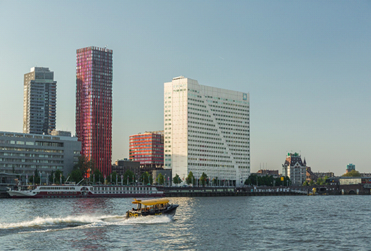 Nedlloyd gebouw aan de maas