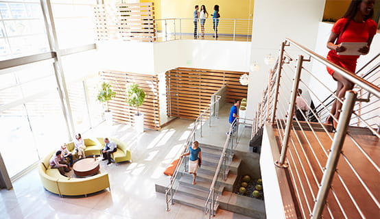 ontvangstruimte met receptie bij flexibel kantoor