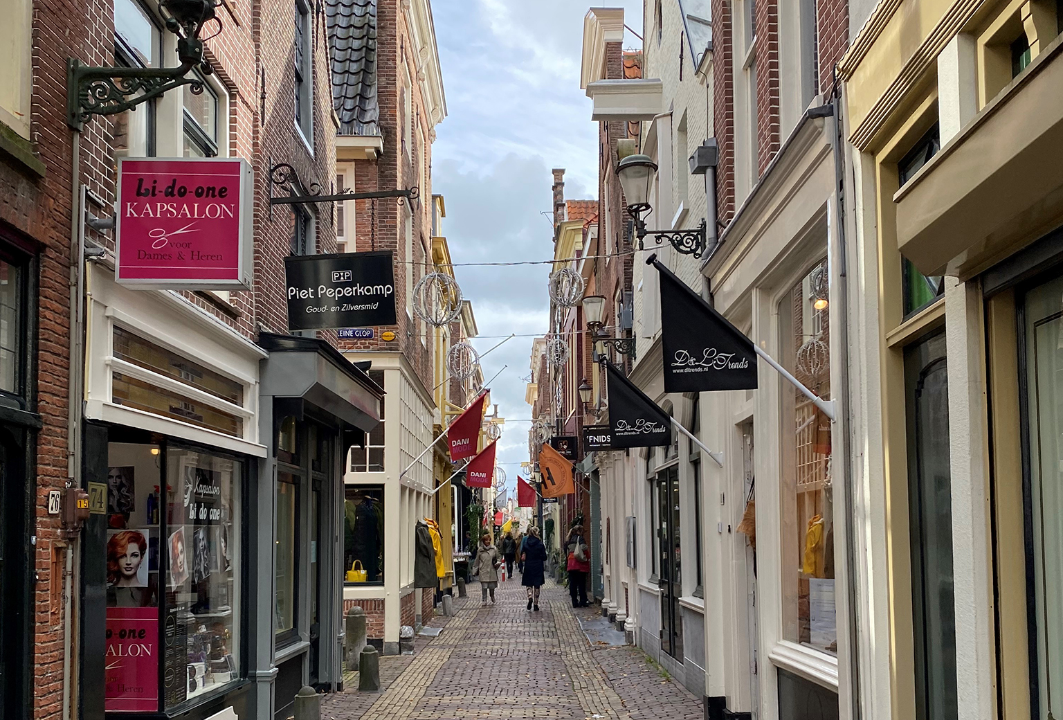 historische winkelstraat in alkmaar
