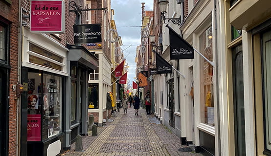 historische winkelstraat in alkmaar