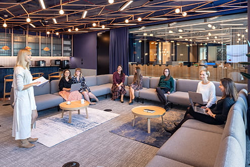 Pracownicy Colliers przebywający w przestrzeni Open Space w warszawskim biurze Colliers