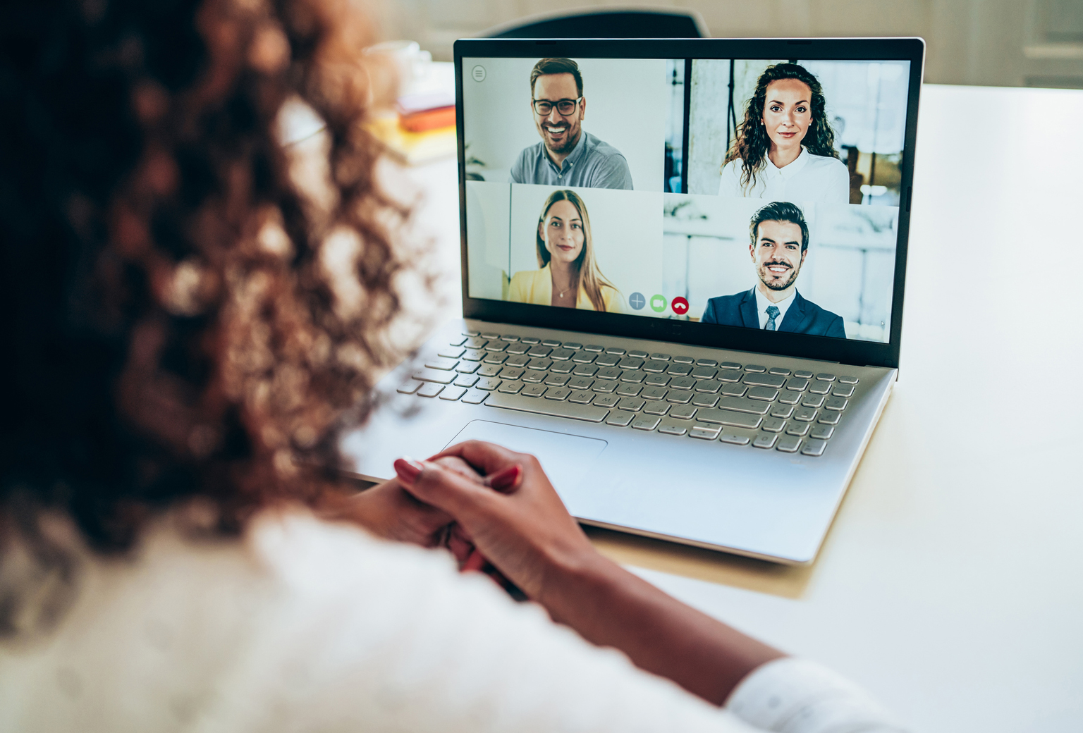 Blog 19 07 21 10 tips for hosting successful hybrid meetings hero